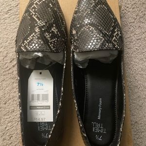 Snakeskin flats
